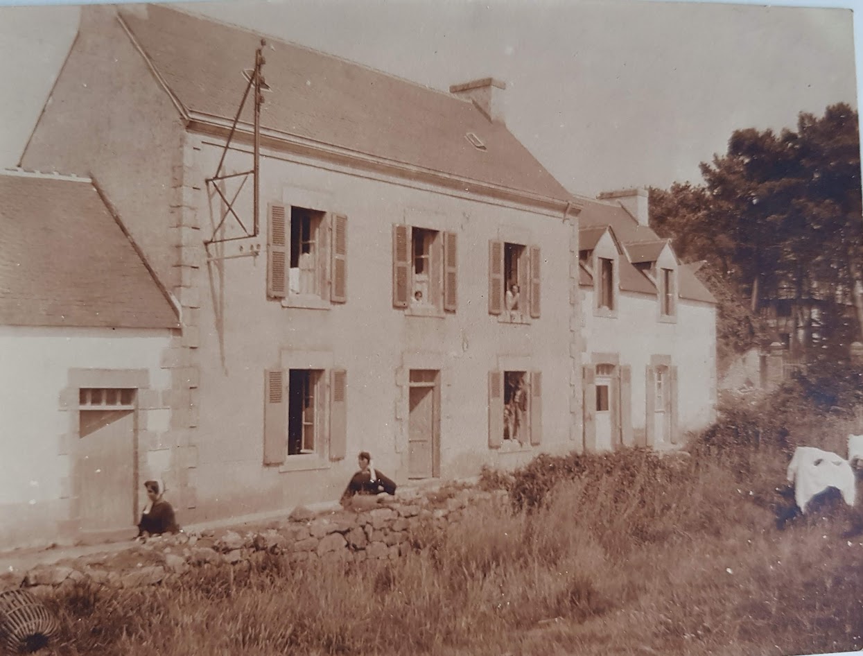 Penty bretons dans une rue de Sainte Marine Combrit