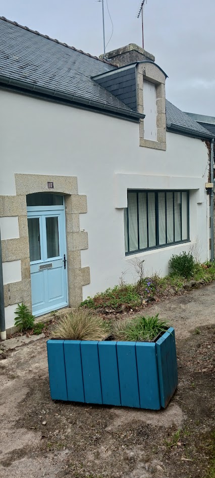 Entree exterieure de Penty breton et sa porte bleue sur Sainte Marine