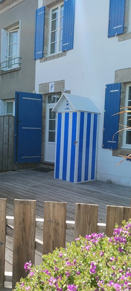 Cabine avec rayures bleues et blanches Bretagne