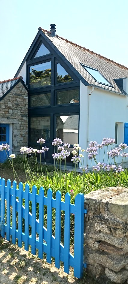 Verriere sur la facade d une maison bretonne contemporaine