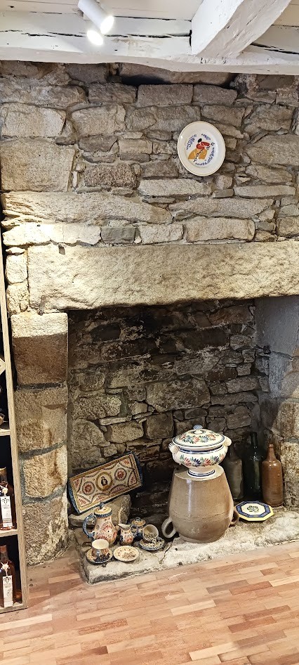 Cheminee bretonne dans un mur en pierre de taille dans un Penty de pecheur