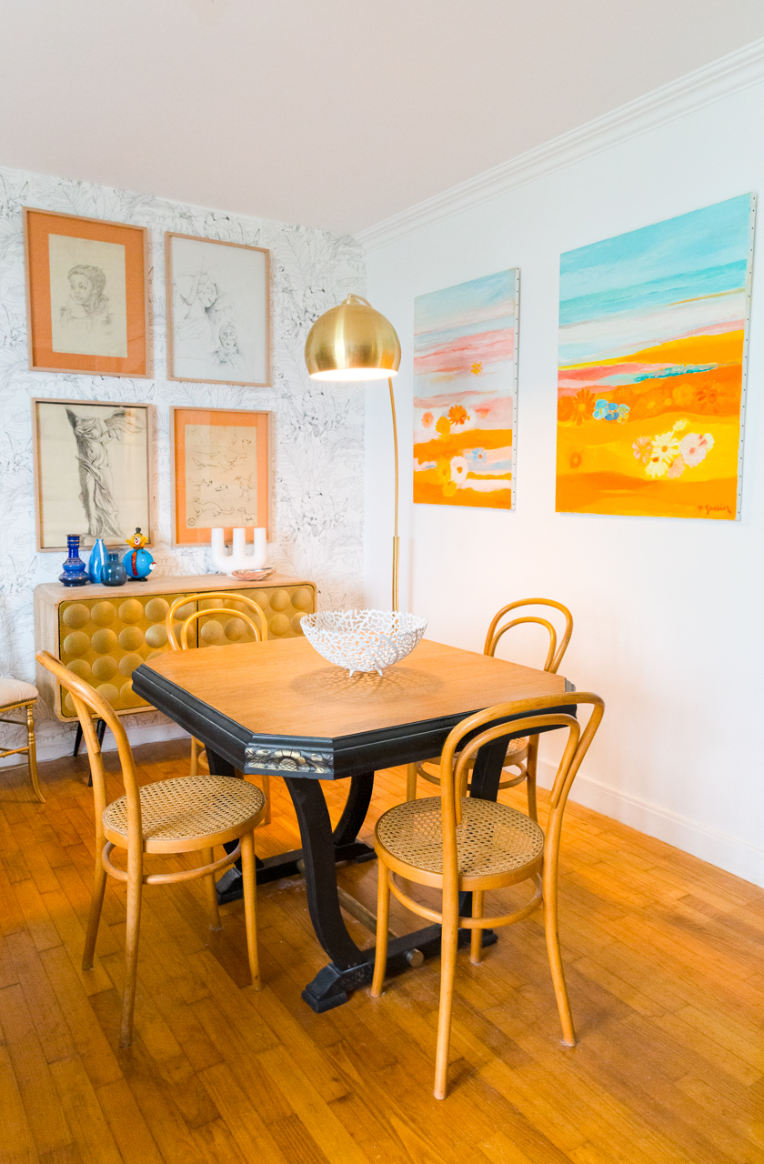 Sejour vintage avec table relookee et chaises Thonet a quimper