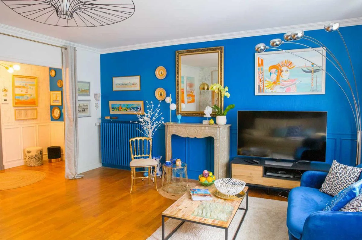 Appartement de 5 pi&egrave;ces (114m2), aux tonalit&eacute;s de bleu, &eacute;crin pour des &oelig;uvres d&rsquo;art.