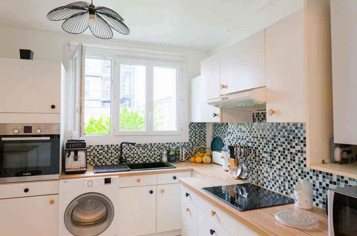 Cuisine IKEA des ann&eacute;es 80, transform&eacute;e en cuisine Art D&eacute;co.