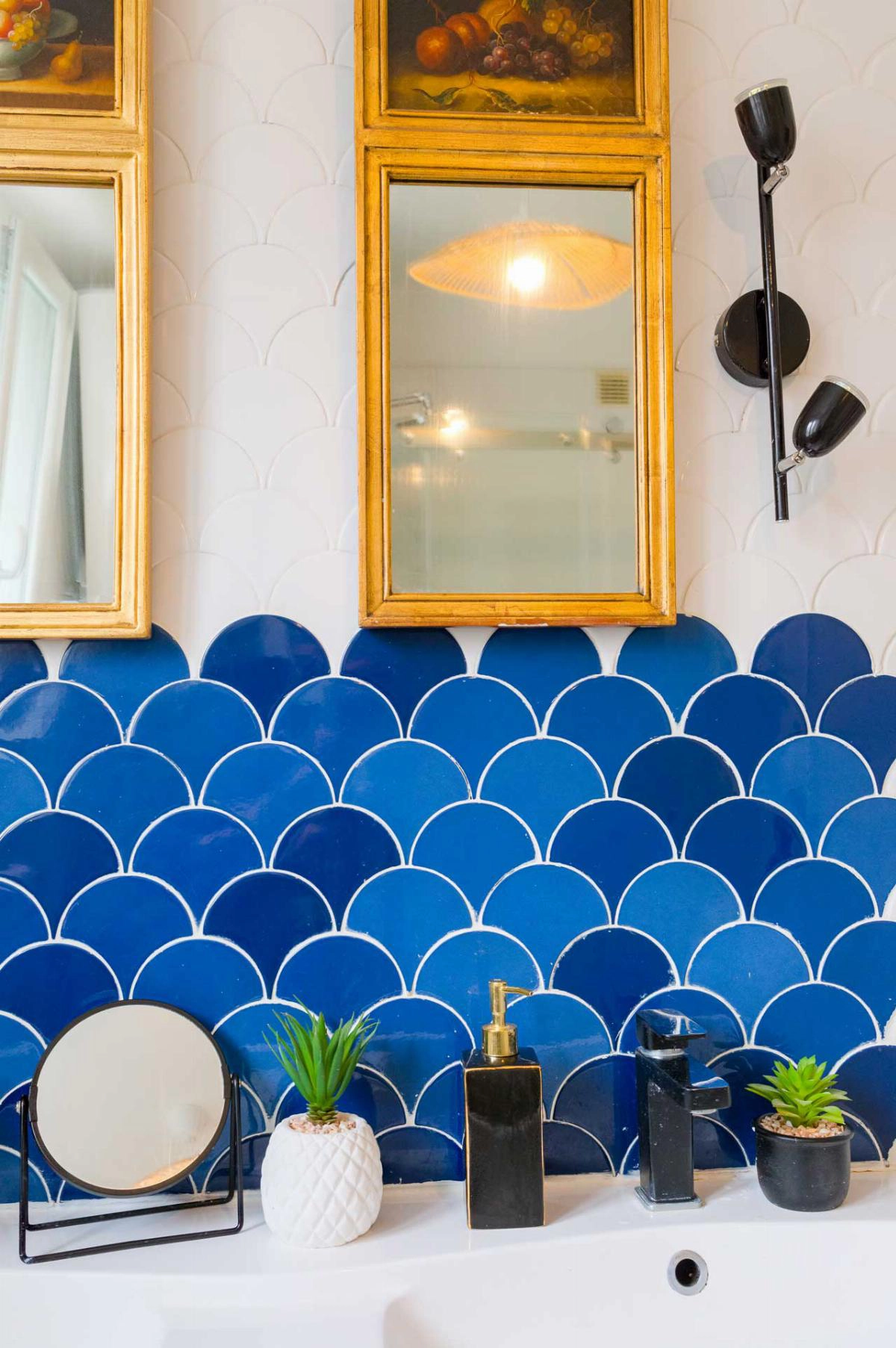 Salle de bains des années 70, métamorphosée grâce à sa touche de bleu.