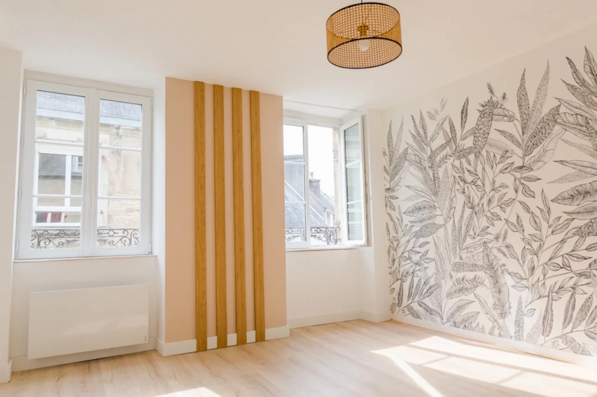 Studio aux tons neutres, r&eacute;nov&eacute; &agrave; neuf, centre ville de Quimper.