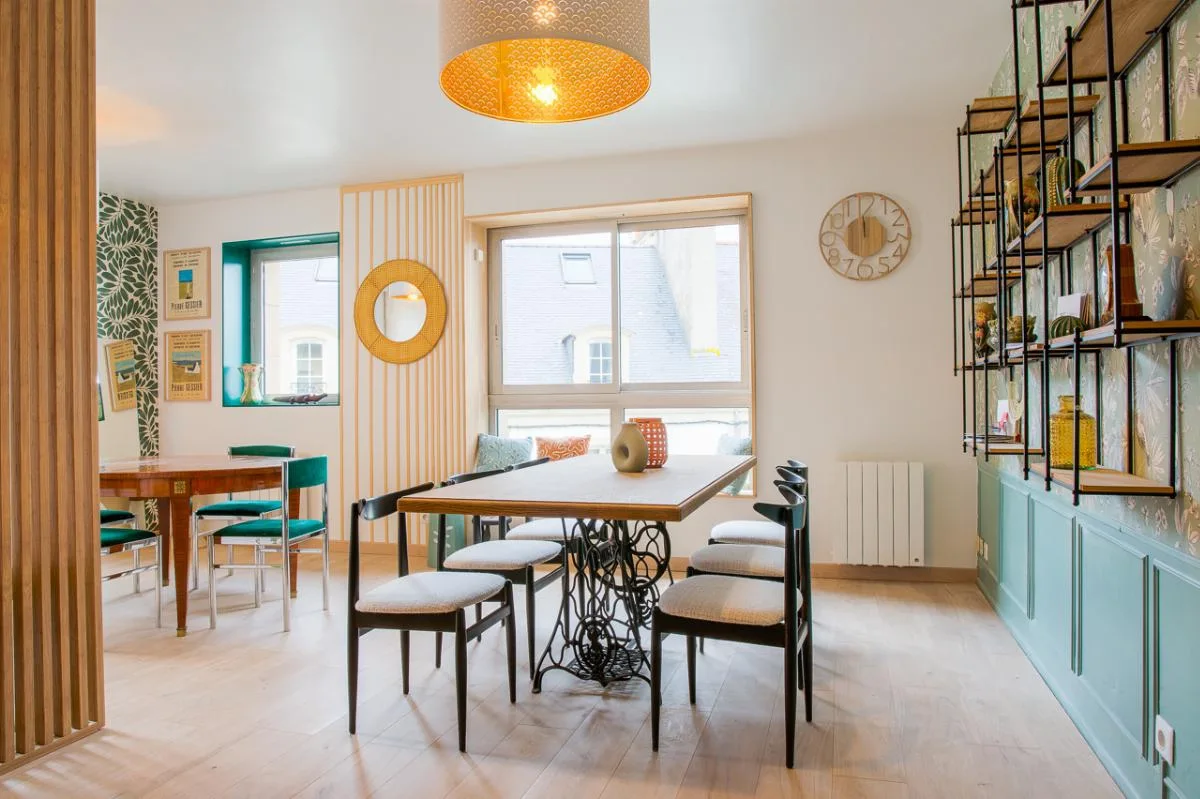 Studio r&eacute;habilit&eacute; en bureaux, aux tonalit&eacute;s de vert.